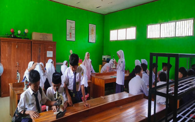 Siswa Kelas VIII.1 MTsN 2 Lampung Tengah Belajar Mengamati Sel Tumbuhan Menggunakan Mikroskop