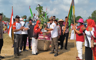 Wujud Sekolah Adiwiyata, MTsN 2 Lampung Tengah Bagikan Bibit Pohon pada Karnaval HUT RI ke-81